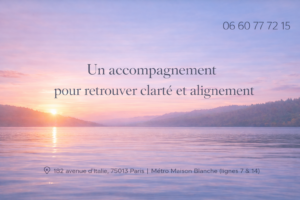 Header de site web représentant un lac au lever du soleil avec des reflets doux, illustrant un accompagnement professionnel pour retrouver clarté et alignement, par une Hypnothérapeute et Sophrologue à Paris 13.