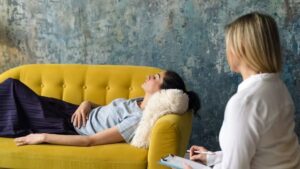 personne en état de transe légère guidée en hypnose ericksonienne dans une ambiance calme