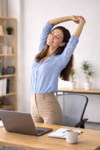 femme-s'etirant-pour-exercice-de-relaxation-dynamique-pause-travail